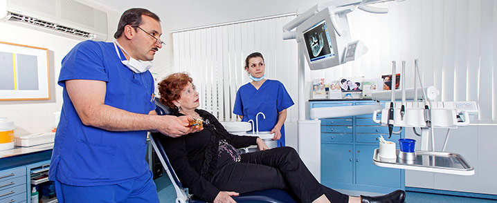 Bild MKG Paderborn Fachärzte für Mund-, Kiefer- und Gesichtschirurgie Dr. med. Jedynak & Dr. med. Dr. med. dent. Winter Behandlungsraum